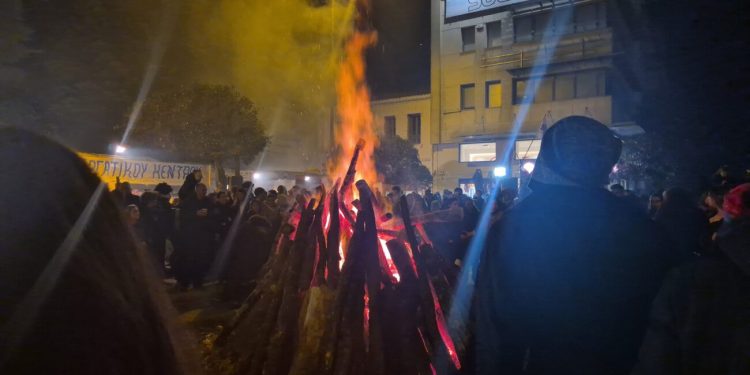 Τζαμάλες στα Γιάννενα: Η νύχτα που η πόλη χορεύει γύρω από τη φωτιά (photo-video)