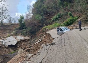 Τζουμέρκα: ΙΧ κινδύνευσε να παρασυρθεί από την καθίζηση που «έκοψε» τον δρόμο