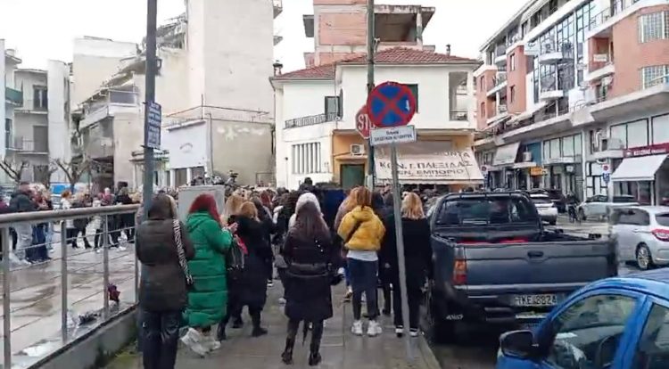 Καταχειροκροτούμενος αποχώρησε από τα δικαστήρια ο Κώστας Τζιωρτζιώτης (video) – Πήρε προθεσμία για την Τετάρτη για να απολογηθεί