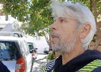 Τραγωδία στον Βόλο: Συγκλονίζει ο άνδρας που προσπάθησε να σώσει τις δύο γυναίκες – «Έβρεξα τα ρούχα και πήδηξα μέσα στο σπίτι» [βίντεο]