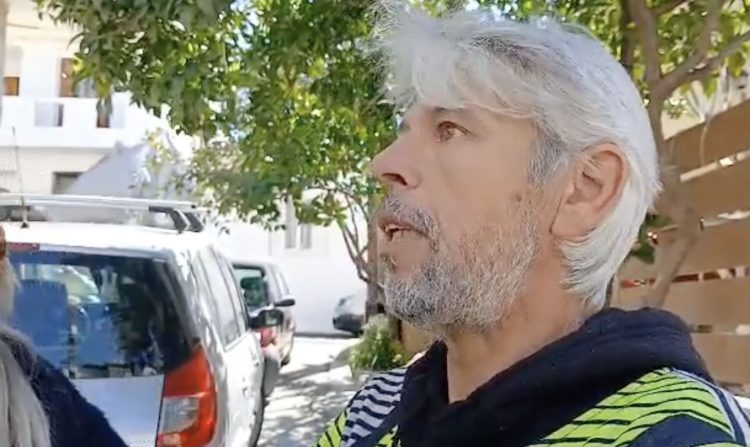 Τραγωδία στον Βόλο: Συγκλονίζει ο άνδρας που προσπάθησε να σώσει τις δύο γυναίκες – «Έβρεξα τα ρούχα και πήδηξα μέσα στο σπίτι» [βίντεο]