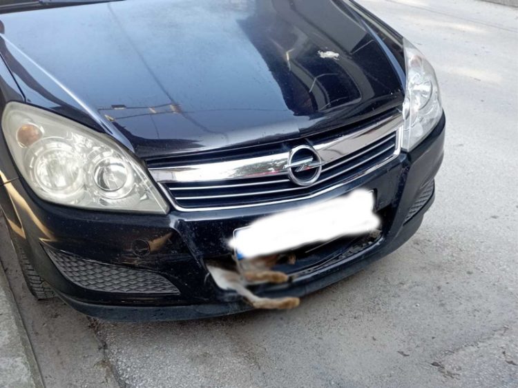 Τράκαρε με λαγό, πάρκαρε και έφυγε χωρίς να καταλάβει ότι τον… κουβαλούσε (ΕΙΚΟΝΑ)