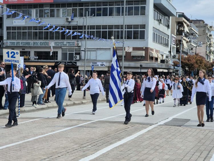 Ολόλαμπρη η παρέλαση στα Τρίκαλα για την 25η Μαρτίου (ΦΩΤΟ – 2 ΒΙΝΤΕΟ)
