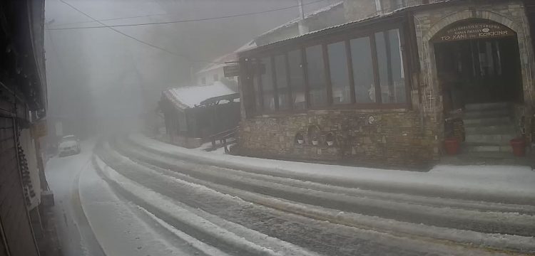 Πήλιο: Χιόνισε μέσα στην «καρδιά» της άνοιξης – Στα «λευκά» ξύπνησαν οι κάτοικοι στα Χάνια