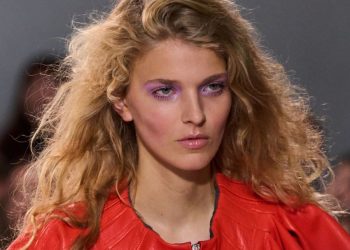 Blush hack: Πώς ένα ρουζ μπορεί να κάνει το πρόσωπό σου να φαίνεται σαν να έχεις κάνει lifting