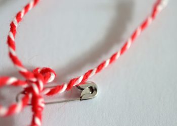 Γιατί φοράμε «Μάρτη» – Τι συμβολίζει και ποια είναι η ιστορία του εθίμου