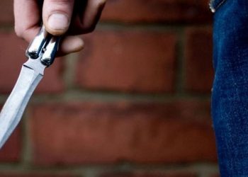 Με σουγιά έξω από το Δικαστήριο | Πέταξε κοκαΐνη στον δρόμο