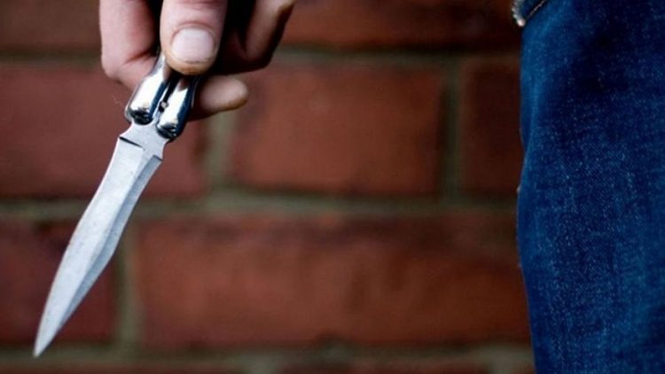 Με σουγιά έξω από το Δικαστήριο | Πέταξε κοκαΐνη στον δρόμο