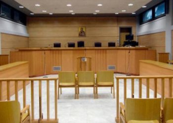 «Έβαλε τα κλάματα και λιποθύμησε» – Προκαλεί συζητήσεις η αδιαθεσία της προέδρου του δικαστηρίου για τα βίντεο των Τεμπών στη Λάρισα