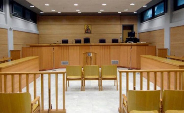 «Έβαλε τα κλάματα και λιποθύμησε» – Προκαλεί συζητήσεις η αδιαθεσία της προέδρου του δικαστηρίου για τα βίντεο των Τεμπών στη Λάρισα