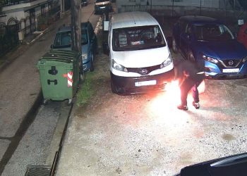 Βίντεο σοκ: Έβαλαν φωτιά σε αυτοκίνητο Θεσσαλής επιχειρηματία – Της είχαν «σπάσει» και το κατάστημα