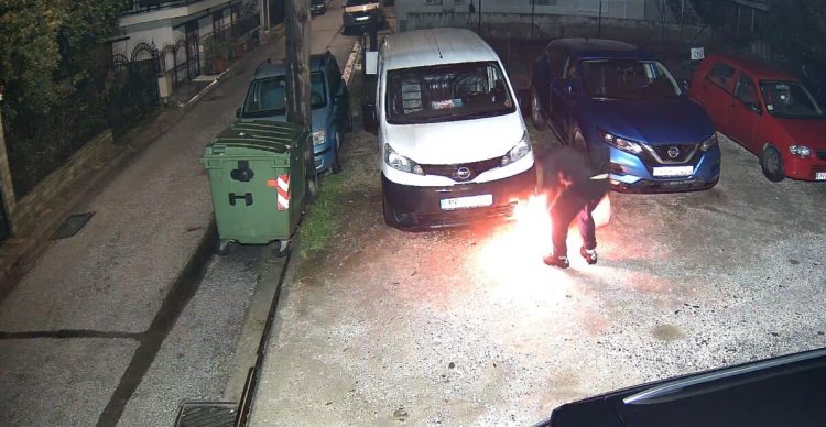 Βίντεο σοκ: Έβαλαν φωτιά σε αυτοκίνητο Θεσσαλής επιχειρηματία – Της είχαν «σπάσει» και το κατάστημα