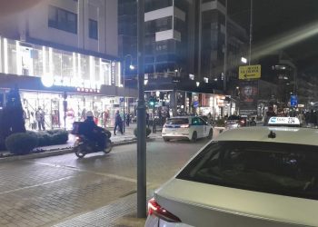 “Πάγωσαν” διερχόμενοι: Επιχείρησε να βάλει φωτιά στα ρούχα του μπροστά στον κόσμο (φωτο)  