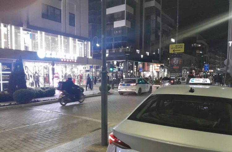 “Πάγωσαν” διερχόμενοι: Επιχείρησε να βάλει φωτιά στα ρούχα του μπροστά στον κόσμο (φωτο)  