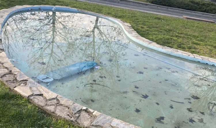 Αδιανόητο: Δείτε τι πέταξαν μέσα σε σιντριβάνι πλατείας στη Λάρισα… (φωτο)