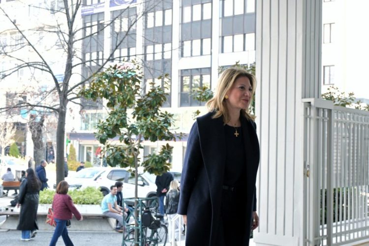 Καρυστιανού από Λάρισα στη δίκη για βίντεο: Δεν έχω μεγάλες προσδοκίες – Αδιανόητο και νομικά αβάσιμο ότι απορρίπτει η εισαγγελέας τις εκταφές (βίντεο)
