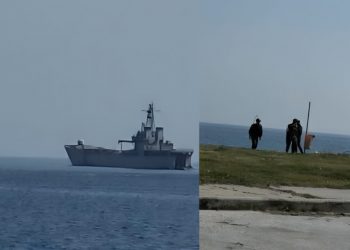 Πολεμικό πλοίο στον Αγιόκαμπο Λάρισας – Με λέμβους στρατιώτες στην ακτή – Δείτε φωτογραφίες