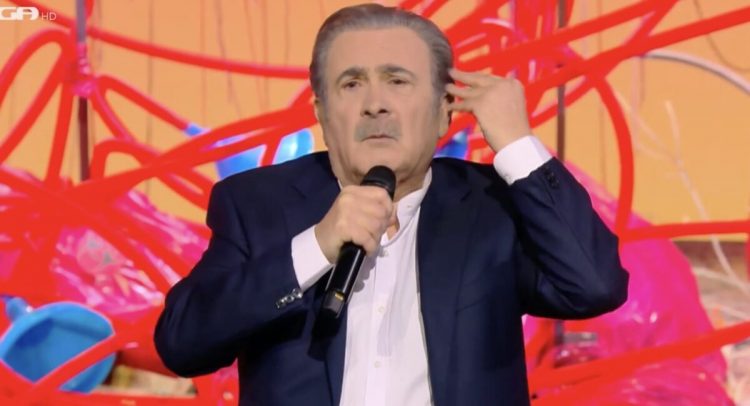 Το «πιπεράτο» ανέκδοτο του Λάκη Λαζόπουλου για τον Τύρναβο και τον… Τραμπ που ξεσήκωσε το κοινό (βίντεο)