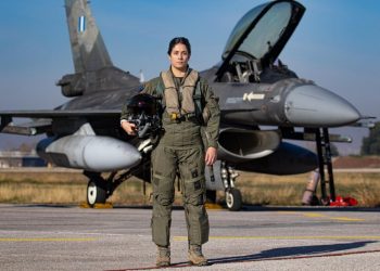 Αυτή είναι η πρώτη Ελληνίδα πιλότος F-16 και υπηρέτησε στα “Φαντάσματα” στη Λάρισα: «Όλος μου ο αγώνας επικεντρώθηκε στο να καταφέρω να πετάξω»