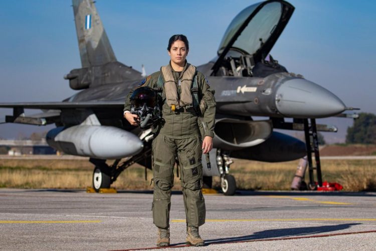 Αυτή είναι η πρώτη Ελληνίδα πιλότος F-16 και υπηρέτησε στα “Φαντάσματα” στη Λάρισα: «Όλος μου ο αγώνας επικεντρώθηκε στο να καταφέρω να πετάξω»