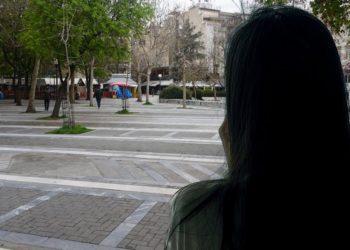 Γυναίκα σε αλλοφροσύνη ουρλιάζει στο κέντρο της πόλης και προσεγγίζει απειλητικά περαστικούς – Τι τους λέει…