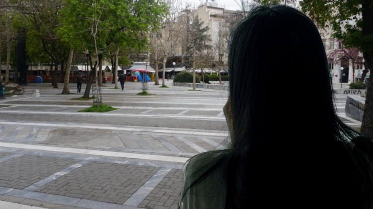 Γυναίκα σε αλλοφροσύνη ουρλιάζει στο κέντρο της πόλης και προσεγγίζει απειλητικά περαστικούς – Τι τους λέει…