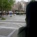 Γυναίκα σε αλλοφροσύνη ουρλιάζει στο κέντρο της πόλης και προσεγγίζει απειλητικά περαστικούς – Τι τους λέει…