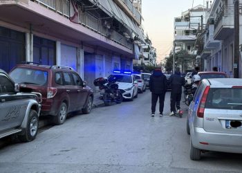 Άνδρας απειλεί να πέσει από πολυκατοικία – Έχει αυτοτραυματιστεί (φωτό)