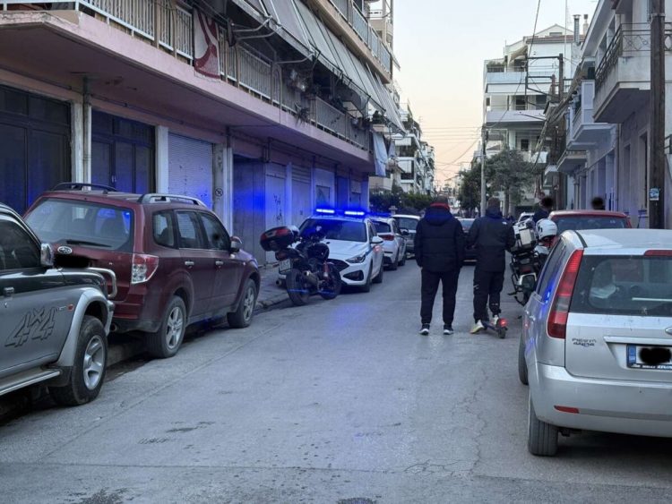 Άνδρας απειλεί να πέσει από πολυκατοικία – Έχει αυτοτραυματιστεί (φωτό)