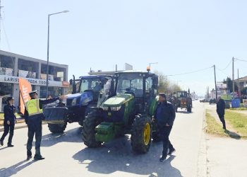Τρακτέρ επιχείρησαν να προσεγγίσουν το ξενοδοχείο όπου θα μιλήσει ο Πρωθυπουργός στην Λάρισα – Τους απέκλεισε η αστυνομία (φωτό – βίντεο)
