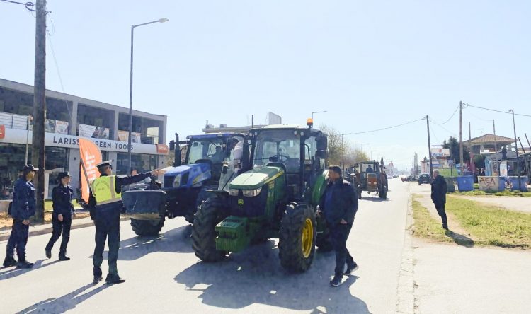 Τρακτέρ επιχείρησαν να προσεγγίσουν το ξενοδοχείο όπου θα μιλήσει ο Πρωθυπουργός στην Λάρισα – Τους απέκλεισε η αστυνομία (φωτό – βίντεο)