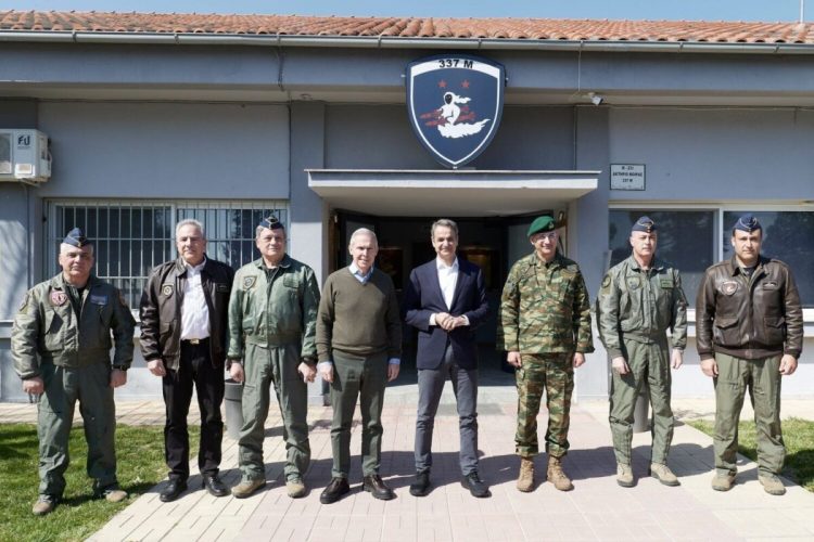 Μητσοτάκης από Κέντρο Επιχειρήσεων Λάρισας: Εμπιστοσύνη στις Ένοπλες Δυνάμεις – Η «Ασπίδα του Αχιλλέα» θα παρέχει απόλυτη αμυντική ασφάλεια