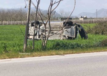 Αυτοκίνητο τούμπαρε και κατέληξε σε χωράφι – “Άγιο” είχε ο οδηγός