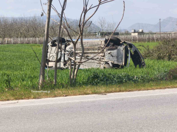 Αυτοκίνητο τούμπαρε και κατέληξε σε χωράφι – “Άγιο” είχε ο οδηγός