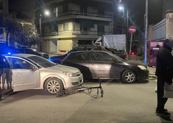 Αυτοκίνητο συγκρούστηκε με πατίνι στο οποίο επέβαιναν αγόρι και κορίτσι – Κάτω από τις ρόδες το ηλεκτρικό όχημα (φωτο)