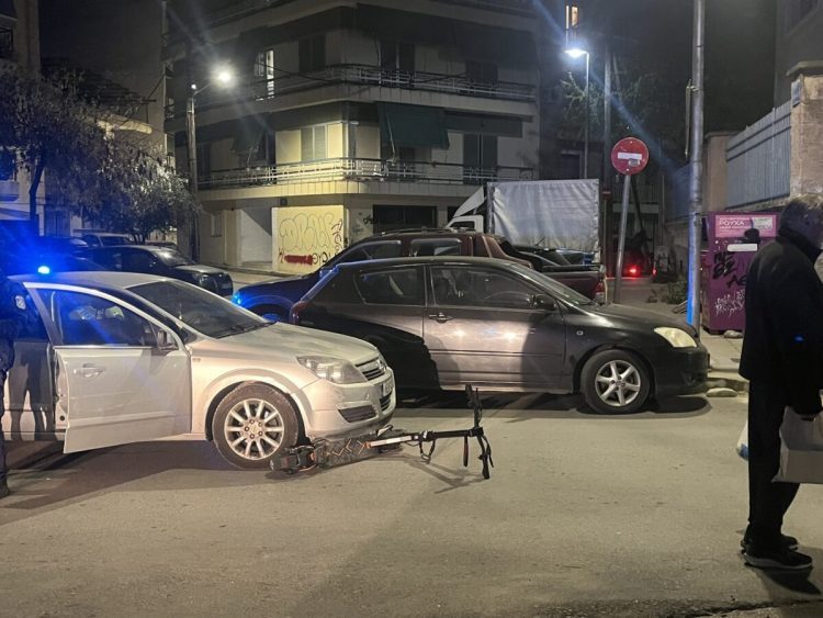 Αυτοκίνητο συγκρούστηκε με πατίνι στο οποίο επέβαιναν αγόρι και κορίτσι – Κάτω από τις ρόδες το ηλεκτρικό όχημα (φωτο)