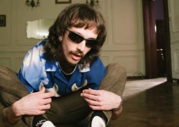 Ο νέος rock star της Αθήνας έρχεται από χωριό της Θεσσαλίας: “Περίμεναν ότι θα έπαιζα κλαρίνα…” (φωτο – βίντεο)