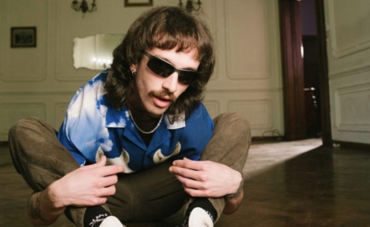 Ο νέος rock star της Αθήνας έρχεται από χωριό της Θεσσαλίας: “Περίμεναν ότι θα έπαιζα κλαρίνα…” (φωτο – βίντεο)