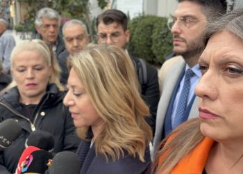 Τέμπη: Λάβρος η Κωνσταντοπούλου για τη διακοπή: Ετοιμάζουν μια στημένη δίκη, εκβιαζόμενοι οι δικαστές – Καρυστιανού: Θα συνεχιστεί το μπάζωμα, να φύγει από το Δικαστικό Μέγαρο η δίκη
