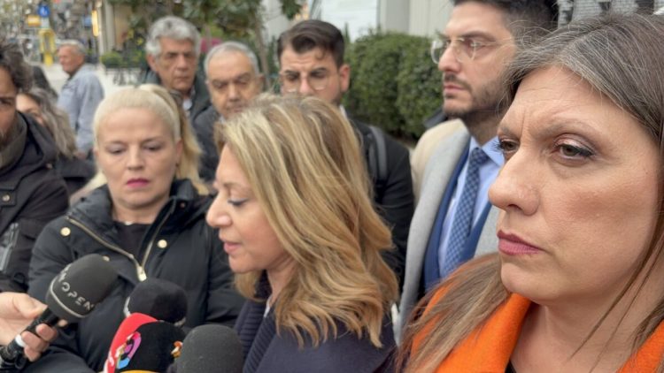 Τέμπη: Λάβρος η Κωνσταντοπούλου για τη διακοπή: Ετοιμάζουν μια στημένη δίκη, εκβιαζόμενοι οι δικαστές – Καρυστιανού: Θα συνεχιστεί το μπάζωμα, να φύγει από το Δικαστικό Μέγαρο η δίκη