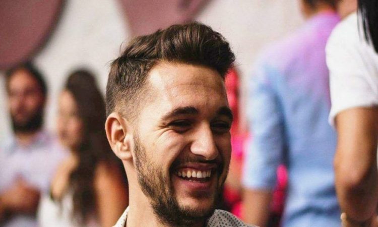 Σαράντα μέρες από τον άδικο χαμό του νεαρού δασκάλου και ο θρήνος δεν λέει να κοπάσει – Σπαρακτική η αδερφή του