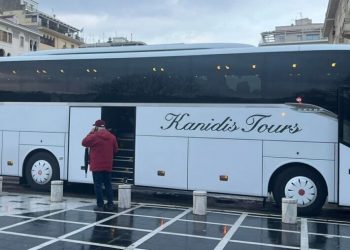 Τέμπη: Με λεωφορεία στην πολύκροτη δίκη φοιτητές, εργαζόμενοι και συνταξιούχοι – «Δεν θα μπορούσαμε να λείπουμε σήμερα από τη Λάρισα» (φωτ. & βίντεο)