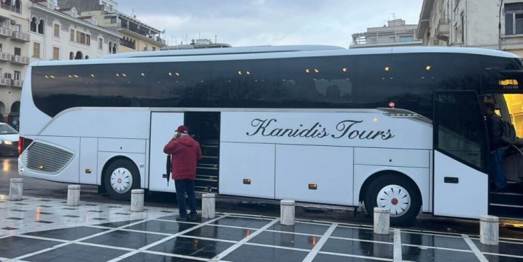 Τέμπη: Με λεωφορεία στην πολύκροτη δίκη φοιτητές, εργαζόμενοι και συνταξιούχοι – «Δεν θα μπορούσαμε να λείπουμε σήμερα από τη Λάρισα» (φωτ. & βίντεο)