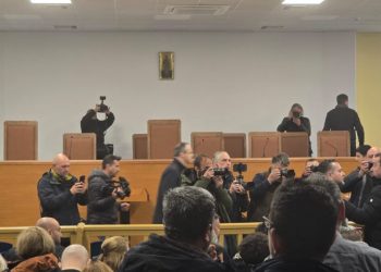 «Ανοίξτε τα στόματα, αλίμονό σας»: Ένταση μέσα στην αίθουσα της δίκης των Τεμπών (βίντεο)