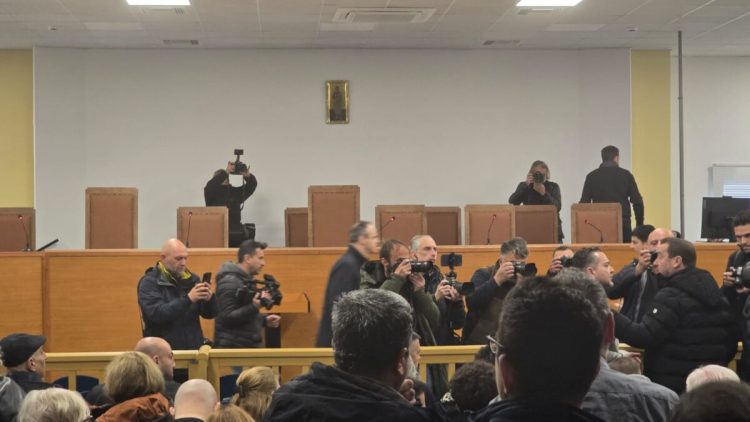 «Ανοίξτε τα στόματα, αλίμονό σας»: Ένταση μέσα στην αίθουσα της δίκης των Τεμπών (βίντεο)