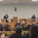 «Ανοίξτε τα στόματα, αλίμονό σας»: Ένταση μέσα στην αίθουσα της δίκης των Τεμπών (βίντεο)
