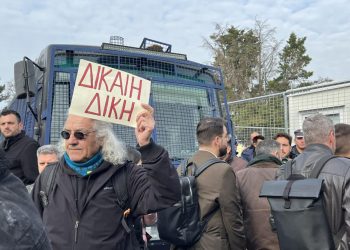 Δείτε βίντεο φωτορεπορτάζ: Πλήθος κόσμου και συλλογικοτήτων έξω από το κτήριο της δίκης των Τεμπών