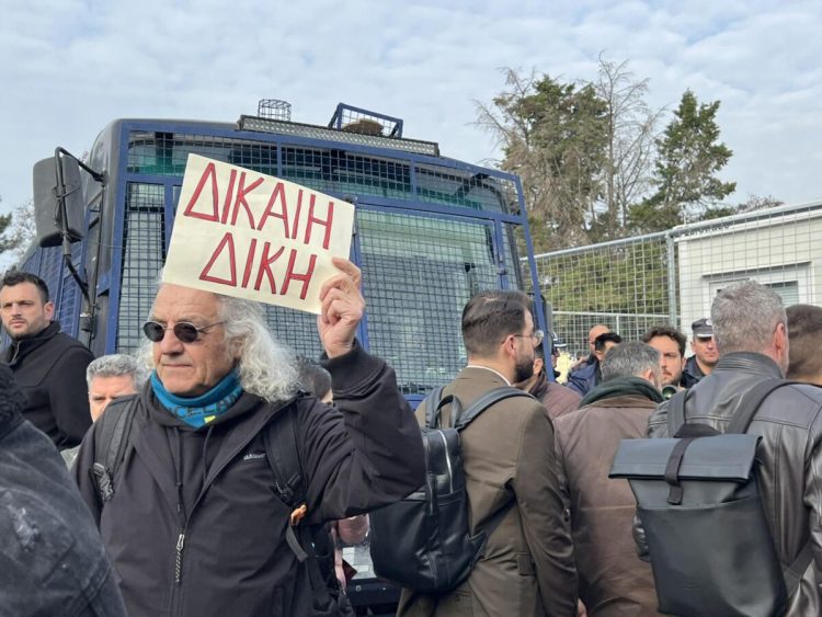 Δείτε βίντεο φωτορεπορτάζ: Πλήθος κόσμου και συλλογικοτήτων έξω από το κτήριο της δίκης των Τεμπών