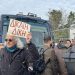 Δείτε βίντεο φωτορεπορτάζ: Πλήθος κόσμου και συλλογικοτήτων έξω από το κτήριο της δίκης των Τεμπών