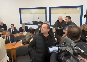 Τα «γαλλικά» Πλακιά για Λαρισαίο σταθμάρχη στη Δίκη των Τεμπών: “Δεν ντρέπεσαι, μη σε πιάσω… Να, εδώ είναι ο ηλίθιος” (βίντεο)